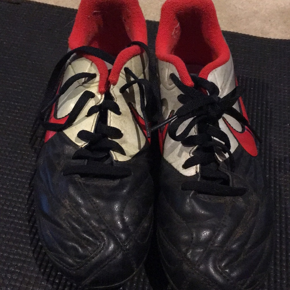 Nike kids soccer cleats size 3y